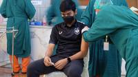Septian David Maulana ketika disuntik vaksin COVID-19. (Dok PSIS Semarang)