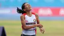 Reaksi pelari putri Indonesia, Odekta Elvina Naibaho saat melewati garis finis pada nomor lari 10.000 meter SEA Games 2023 di Stadion Morodok Techo National Stadium, Phnom Penh, Kamboja, Jumat (12/5/2023). Odekta meraih medali perunggu dengan catatan waktu 35 menit 31,03 detik sementara medali emas dan perak direbut dua atlet Vietnam, Thi Oanh Nguyen (35 menit 11,53 detik) dan Thi Hong Le Pham (35 menit 21,09 detik). (Bola.com/Abdul Aziz)
