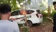 Sejumlah warga mengamuk main hakim sendiri mengira ada maling mobil terjadi di kampungnya di Kabupaten Pati, Jawa Tengah. (Liputan6.com/ Ahmad Adirin)
