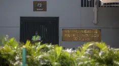 Petugas Kedutaan besar Australia di Indonesia berjaga seperti biasanya pasca eksekusi mati dua warga negaranya di Indonesia karena terlibat kasus narkoba, Jakarta, kamis (30/4/2015). (Liputan6.com/Faizal Fanani)