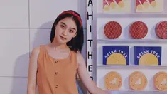 Selain gaya berpakaian, gaya rambut juga membuat penampilan jadi makin menarik. Selalu terlihat tampil dengan rambut panjang dalam sederet sinetron yang dibintanginya, artis dengan nama lengkap Lestari Vania Pramanita ini rupanya pernah memiliki rambut pendek. (Liputan6.com/IG/@estapramanita)