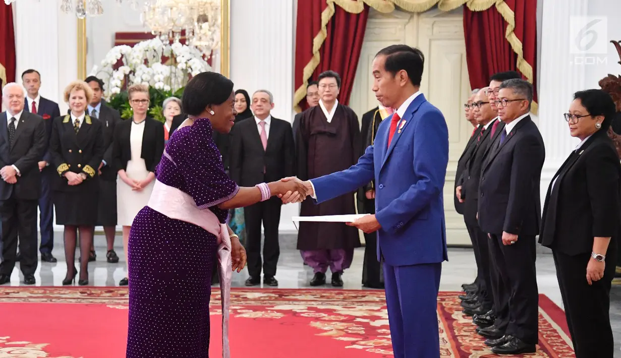 Presiden Jokowi menerima surat kepercayaan dari 11 Dubes Luar Biasa dan Berkuasa Penuh (LBBP), Jakarta, Rabu (4/4). Penyerahan ini menandai dimulainya penugasan resmi dari para dubes di Indonesia. (Liputan6.com/Pool/Biro Pers Setpres)