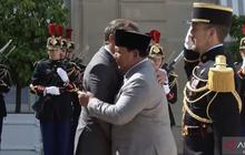 Kunjungan Prabowo ke Prancis: Disambut Hangat Macron di Istana Elysee, Perkuat Hubungan Bilateral