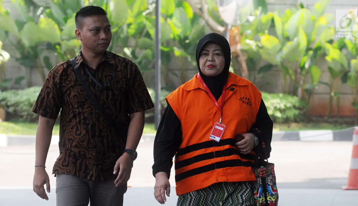 Anggota DPRD Kota Malang dari partai Golkar Rahayu Sugiarti dikawal petugas berjalan menuju gedung KPK untuk menjalani pemeriksaan, Jakarta (15/5). (Merdeka.com/Dwi Narwoko)