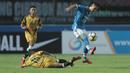Pemain Persib Bandung, Oh In-kyun menghindari terjangan pemain Mitra Kukar, Hendra Bayauw pada laga Liga 1 Indonesia di GBLA, (8/4/2018). Persib Bandung menang 2-0. (Bola.com/Nick Hanoatubun)