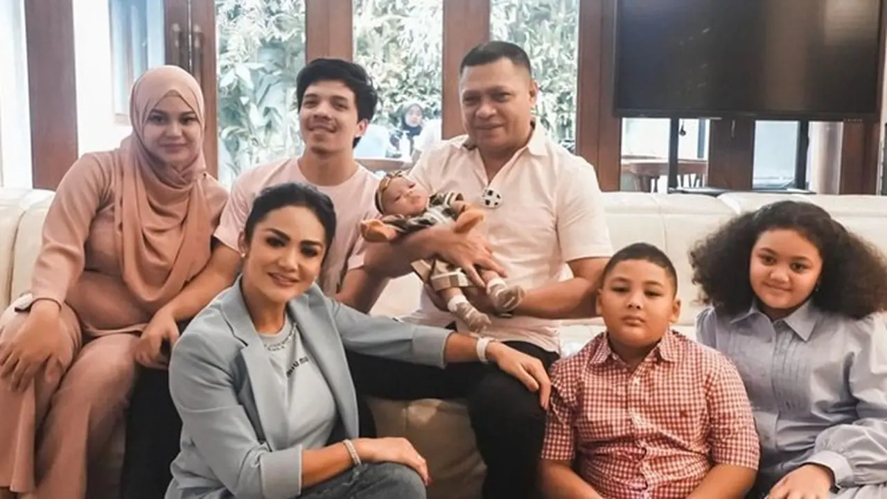 7 Potret Krisdayanti dan Raul Lemos Gendong Anak Aurel Hermansyah, Penuh Kehangatan