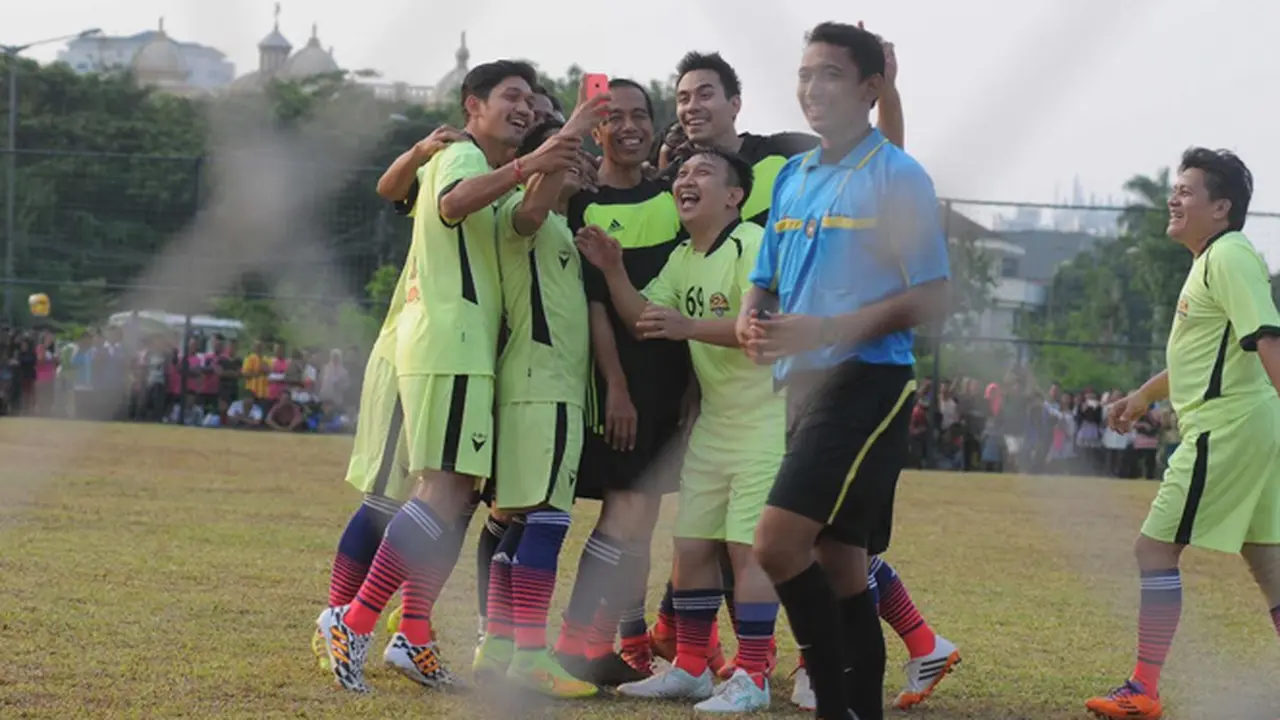 Jokowi bermain bola