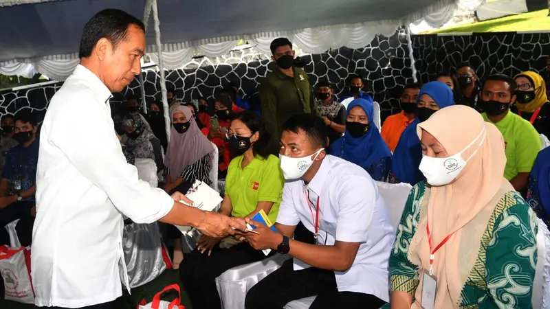 Presiden Joko Widodo (Jokowi) meninjau penyaluran Bantuan Subsidi Upah (BSU) Tahun 2022 oleh di Balai Pelatihan Vokasi dan Produktivitas (BPVP) Kota Ternate, Maluku Utara, Rabu (28/9/2022). (Dok Kemnaker)