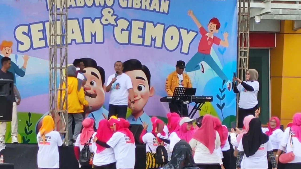 Ribuan relawan Gibran Center Provinsi Riau memadati Gelanggang Olahraga Remaja (GOR) Jalan Sudirman, Pekanbaru Minggu (28/1/2024).