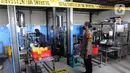Polisi mengecek gudang pengemasan ulang minyak goreng yang disegel Polres Metro Depok di wilayah Pasir Putih, Sawangan, Rabu (16/3/2022). Penyegelan pada Selasa (15/3) kemarin dilakukan karena gudang tersebut diduga melakukan repacking merek lain menjadi merek tersendiri. (merdeka.com/Arie Basuki)