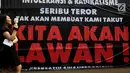 Seorang wanita berdiri di depan poster saat massa dari "Gerakan Rakyat Nusantara Anti Terorisme" atau disingkat "Geranat" melakukan Aksi di depan Gedung MPR/DPR Senayan, Jakarta, Rabu (16/5). (Liputan6.com/JohanTallo)