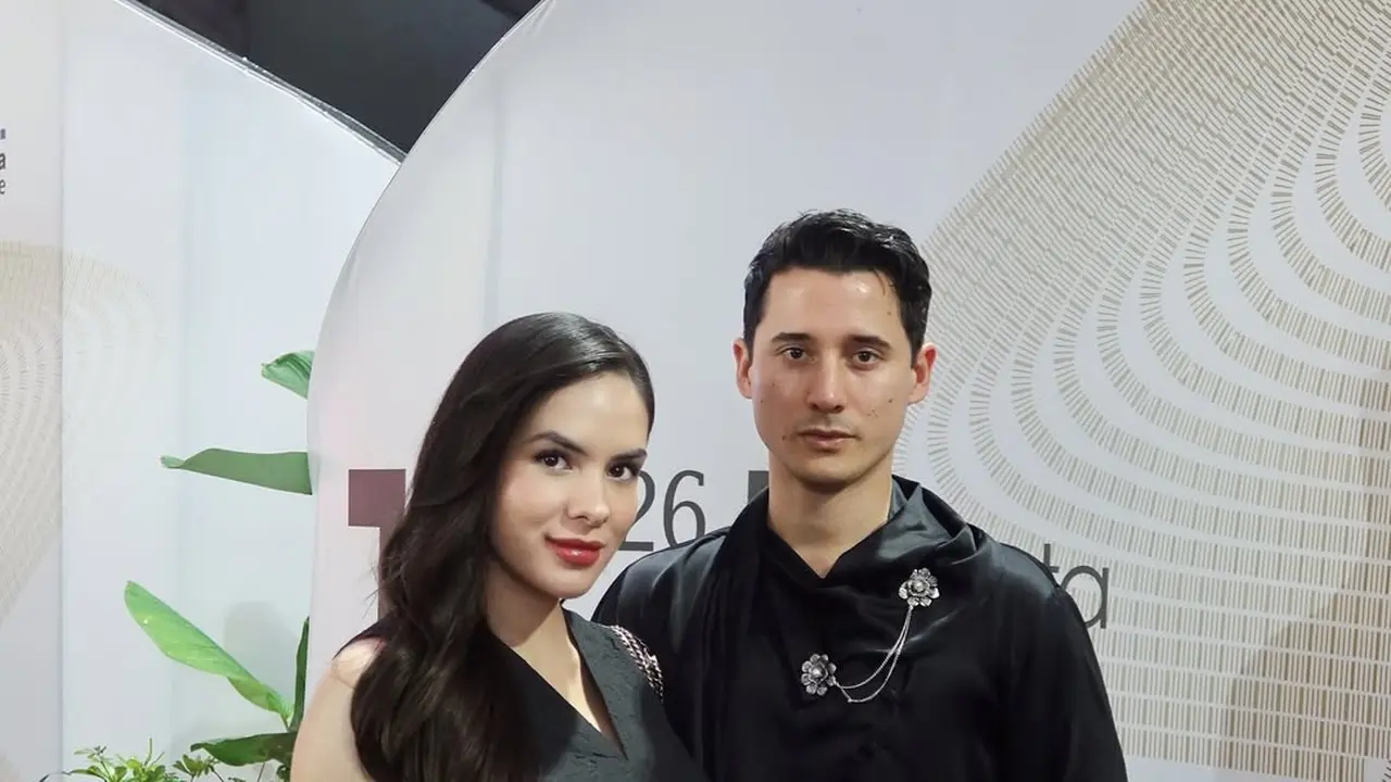 Gaya Bumil Steffi Zamora di JFW, Anggun dan Serasi dengan Nino Fernandez dalam Balutan Hitam Elegan