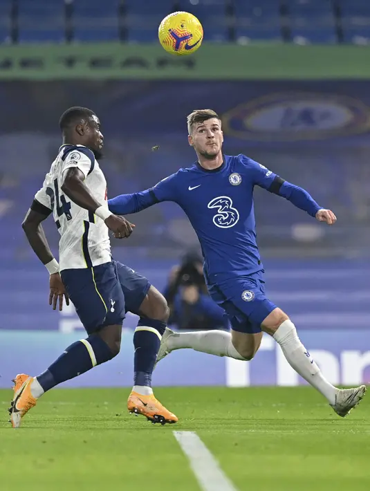 Penyerang Chelsea, Timo Werner berebut bola dengan bek Tottenham Hotspur, Serge Aurier pekan ke-10 Liga Inggris 2020/2021 di Stamford Bridge, Minggu (29/11/2020). Derby London antara Tottenham Hotspur kontra Chelsea berakhir imbang tanpa gol. (Justin Tallis/Pool via AP)