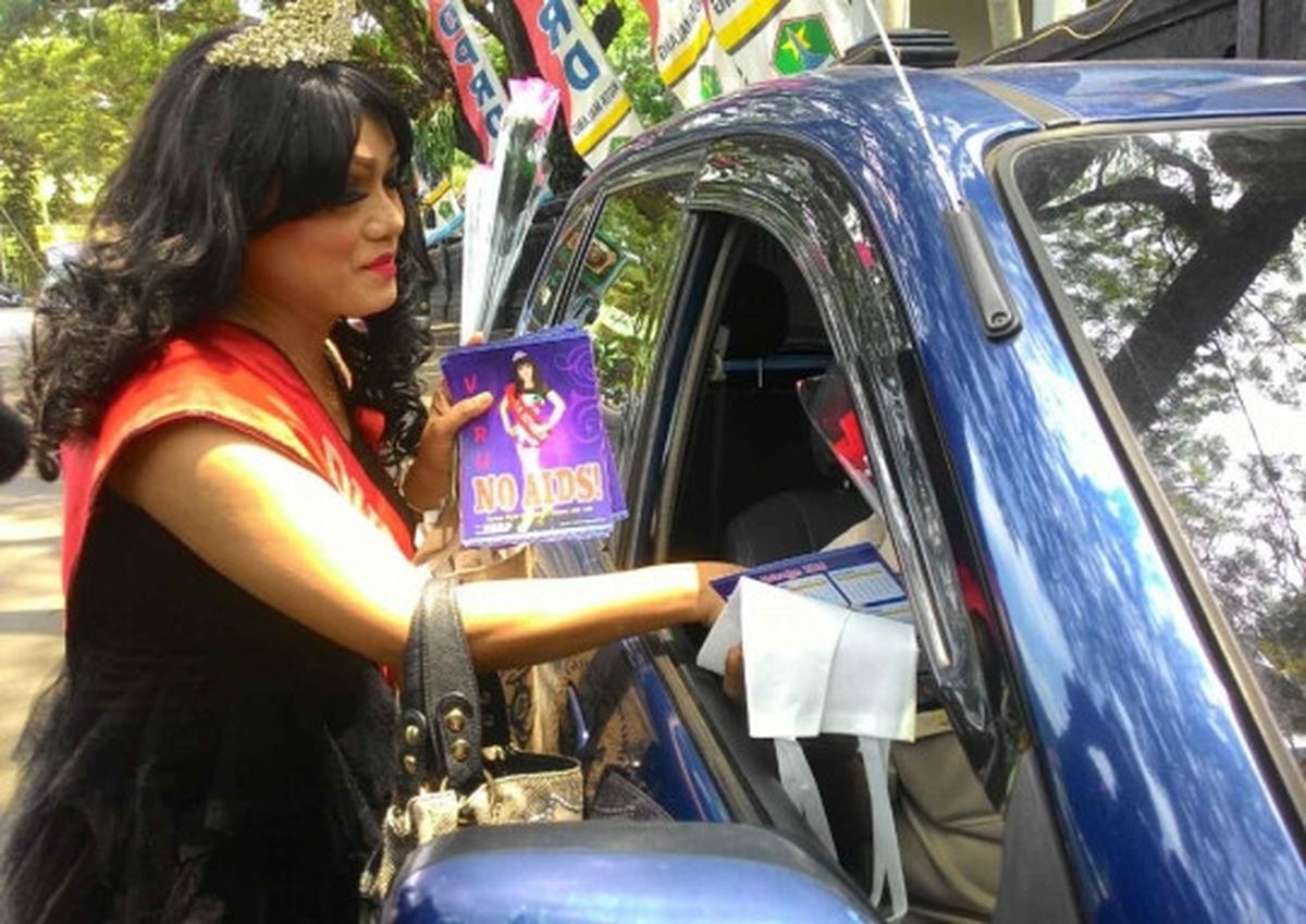 Aksi centil waria di Malang bagi-bagi kondom saat Hari AIDS Sedunia