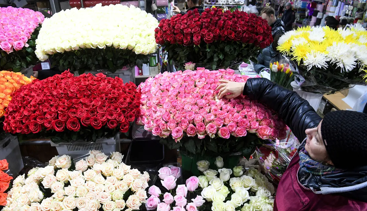 Pedagang merapihkan bunga jelang Hari Perempuan Internasional di pasar bunga Moskow (5/3). Hari Perempuan Internasional dirayakan secara luas di negara sosialis maupun komunis. (AFP Photo/Kirill Kudryavtsev)