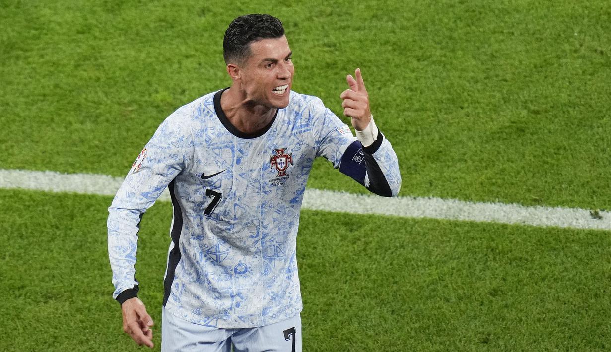 Ekspresi kesal pemain Portugal, Cristiano Ronaldo saat laga Grup F Euro 2024 melawan Georgia di Arena AufSchalke, Gelsenkirchen, Jerman, Kamis (27/06/2024) dini hari WIB. (AP Photo/Andreea Alexandru)
