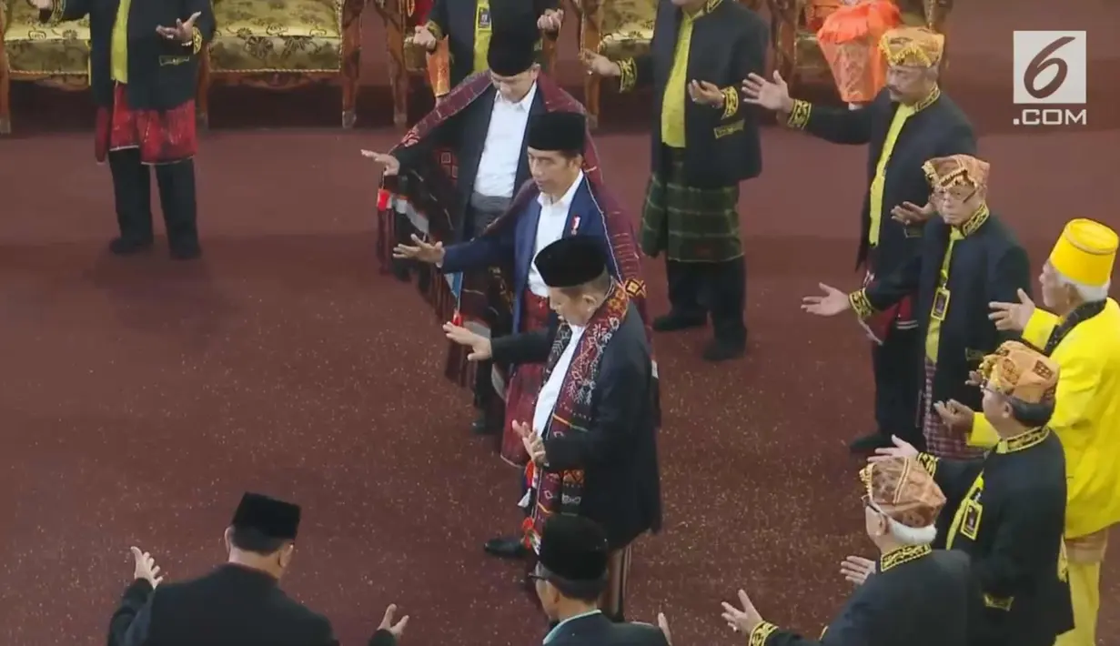 Presiden Joko Widodo menari Tortor saat acara adat pernikahan Kahiyang Ayu dan Bobby Nasution di Bukit Hijau Regency Taman Setia Budi (BHR Tasbi), Medan, Sabtu (24/11). (Liputan6.com/Vidio)