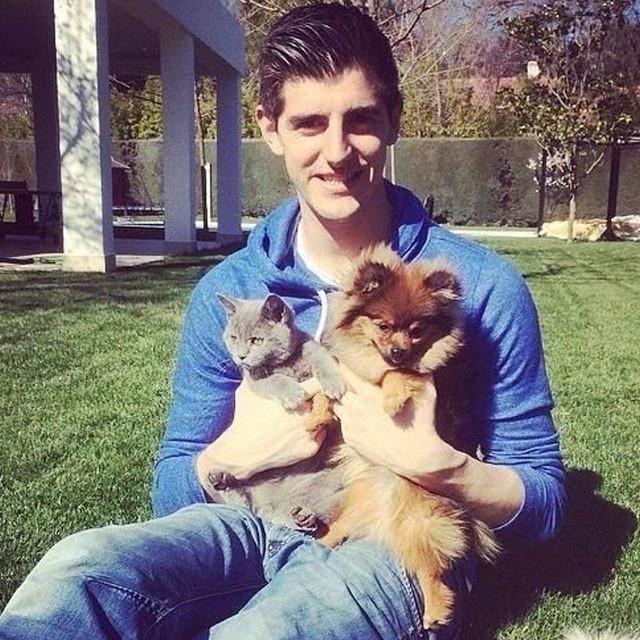 Potret Hangat 6 Pesepak Bola Bersama Kucing Kesayangan