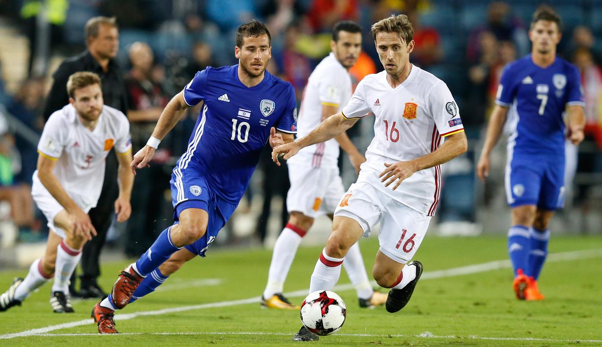 Pemain timnas Spanyol Nacho Monreal berusaha mengendalikan bola dengan kawalan pemain Israel Tomer Hemed pada kualifikasi Piala Dunia 2018 grup G di Teddi Malcha Stadium, Senin (9/10). Spanyol mendulang kemenangan dengan skor tipis 1-0. (AP/Ariel Schalit)