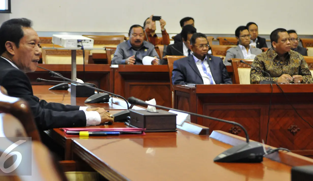 Calon kepala BIN, Sutiyoso menjalani uji kelayakan dan kepatutan (Fit and Proper Test), di Gedung Komisi I DPR, Jakarta, Selasa (30/6/2015). Sutiyoso merupakan calon tunggal Kepala BIN yang diajukan Presiden Jokowi. (Liputan6.com/Andrian M Tunay)