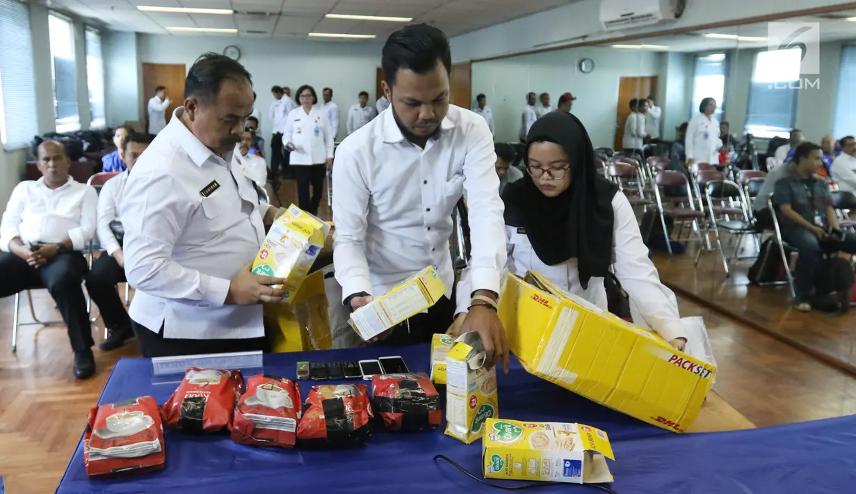 Petugas BNNP DKI Jakarta menunjukkan barang bukti ekstasi asal Jerman saat rilis di Jakarta, Senin (4/3). BNNP DKI Jakarta menggagalkan upaya penyelundupan ekstasi dari Jerman ke Indonesia. (Liputan6.com/Angga Yuniar)