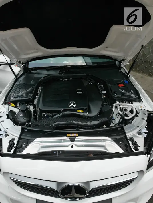 Mesin Mercedes-Benz C300 AMG Line saat peluncuran di Pabrik Mercedes-Benz, Wanaherang, Bogor, Selasa (11/12). Mercedes Benz the new C Class mempunyai dua varian yaitu  C300 AMG Line dan  C200 EQ Boost. (Liputan6.com/Herman Zakharia)