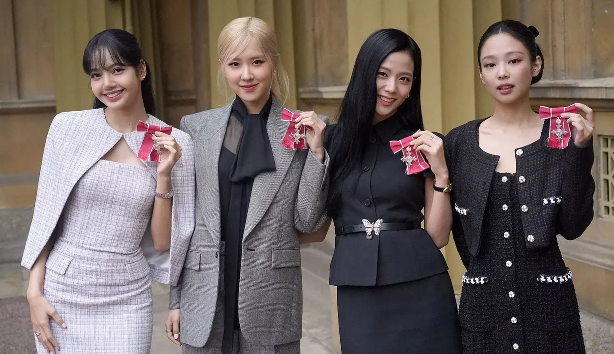 Gelar MBE atau Member of the Order of the British Empire sendiri merupakan gelar kehormatan yang diberikan oleh kerajaan Inggris untuk menghargai masyarakat yang berkontribusi besar dalam bidang pekerjaannya.  [twitter/BBBU_BLACKPIN/BLACKPINKGLOBAL]