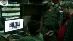 Operasi penegakan aturan jam belajar malam ini melibatkan pengurus RT-RW, Polisi, dan TNI, serta puluhan petugas Satpol PP Kecamatan Palmerah, Jakarta Barat.