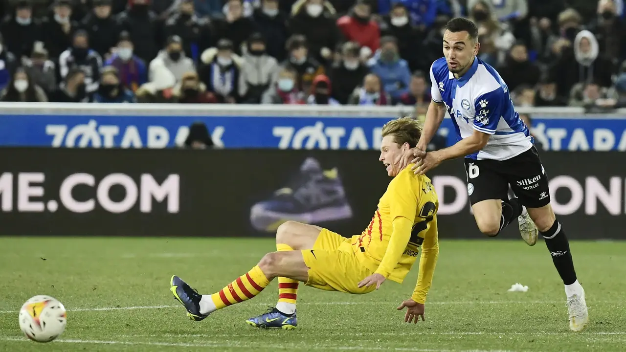 Foto: Gol Semata Wayang Frenkie de Jong Bawa Barcelona Menang Atas Deportivo Alaves di Liga Spanyol