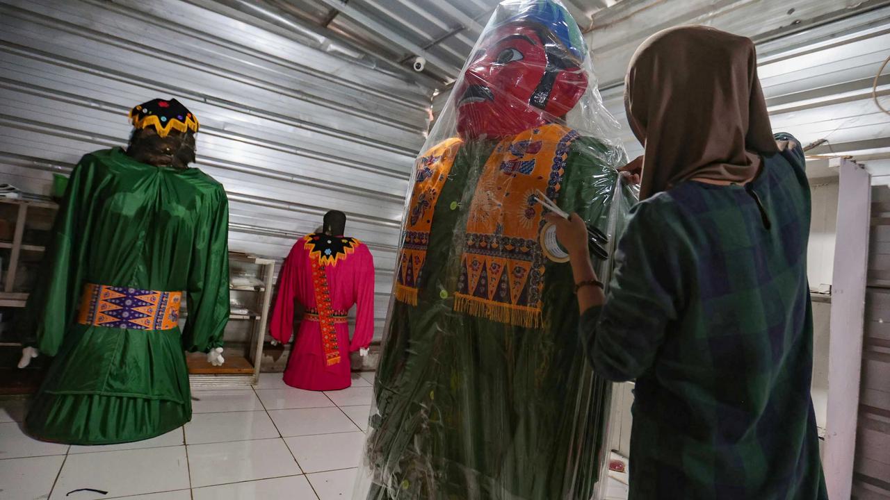 FOTO: Perajin Ondel Ondel Setu Babakan Kebanjiran Pesanan Jelang HUT Jakarta