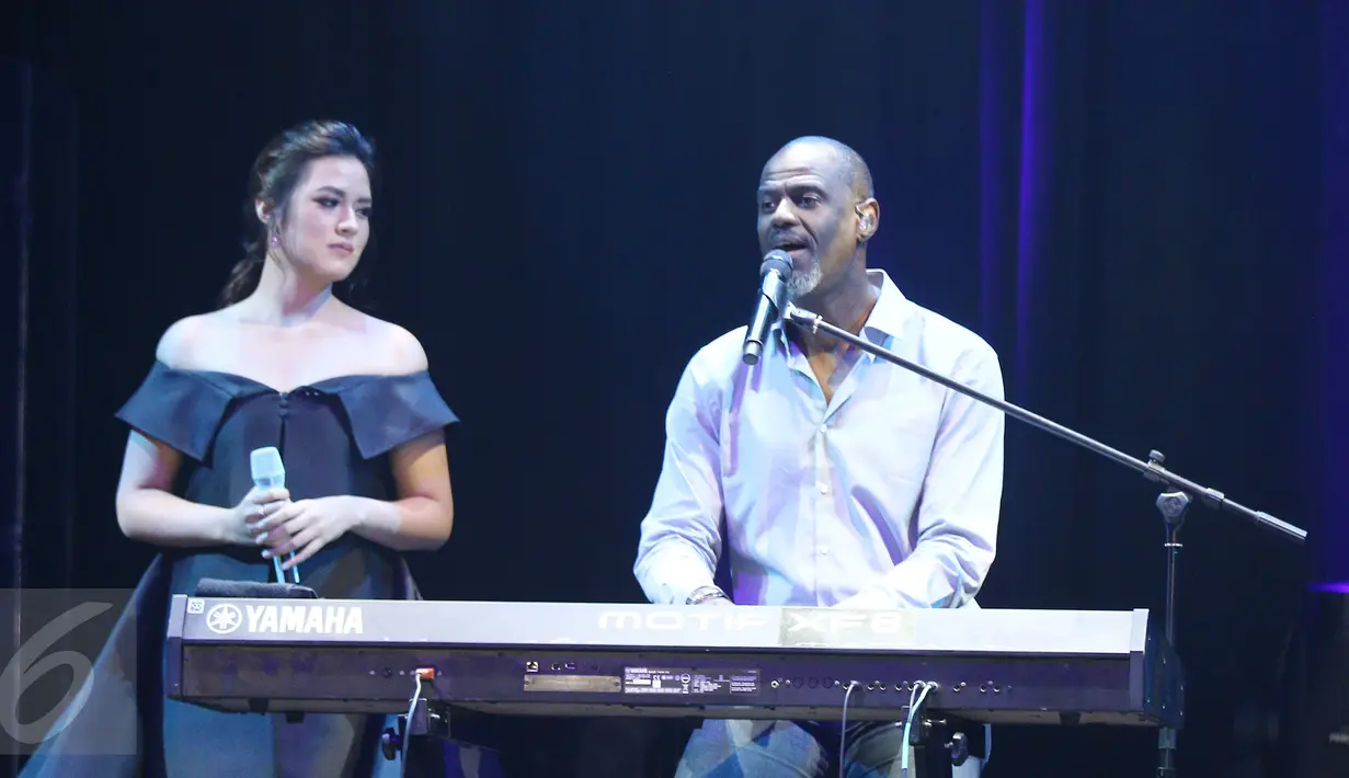 Kolaborasi dua solois bersuara emas, Brian McKnight dan Raisa dalam gelaran konser "The 90s Soul Ace" di kawasan Kasablanka, Jakarta, Kamis (8/12). Keduanya menyanyikan One Last Cry, lagu Brian yang hit di dunia tahun 1992. (Liputan6.com/Herman Zakharia)