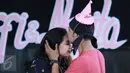 Raffi Ahmad mencium istrinya Nagita Slavina saat mendapat kejutan ulang tahun di lokasi syuting, Jakarta, Jumat (17/2). Menurut Raffi, ia mendapat hadiah sebuah lagu dari Nagita ciptaan Melly Goeslaw. (Liputan6.com/Herman Zakharia)