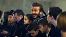 Wajah sumringah David Beckham bersama anak-anaknya Harper, Cruz, Romeo dan Brooklyn menyaksikan koleksi busana terbaru milik sang istri Victoria Beckham Fall/Winter 2016 di New York Fashion Week (14/2). (AFP/Jewel Samad)