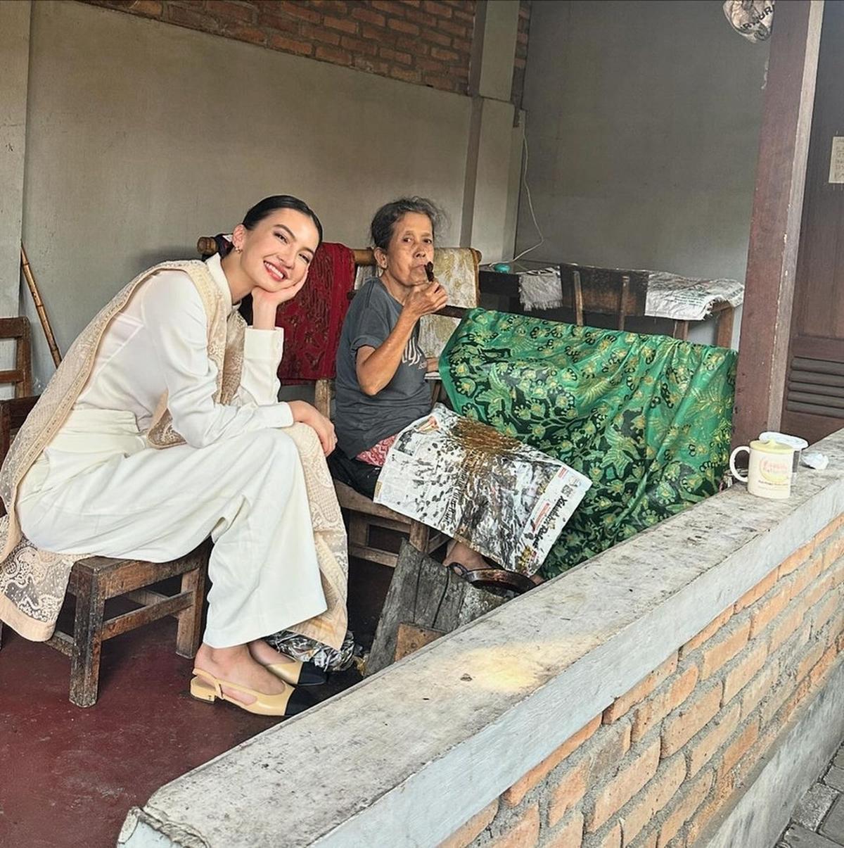 Meski Tajir Melintir, Potret Raline Shah Pilih Belanja Kain Batik di Pasar Tradisional