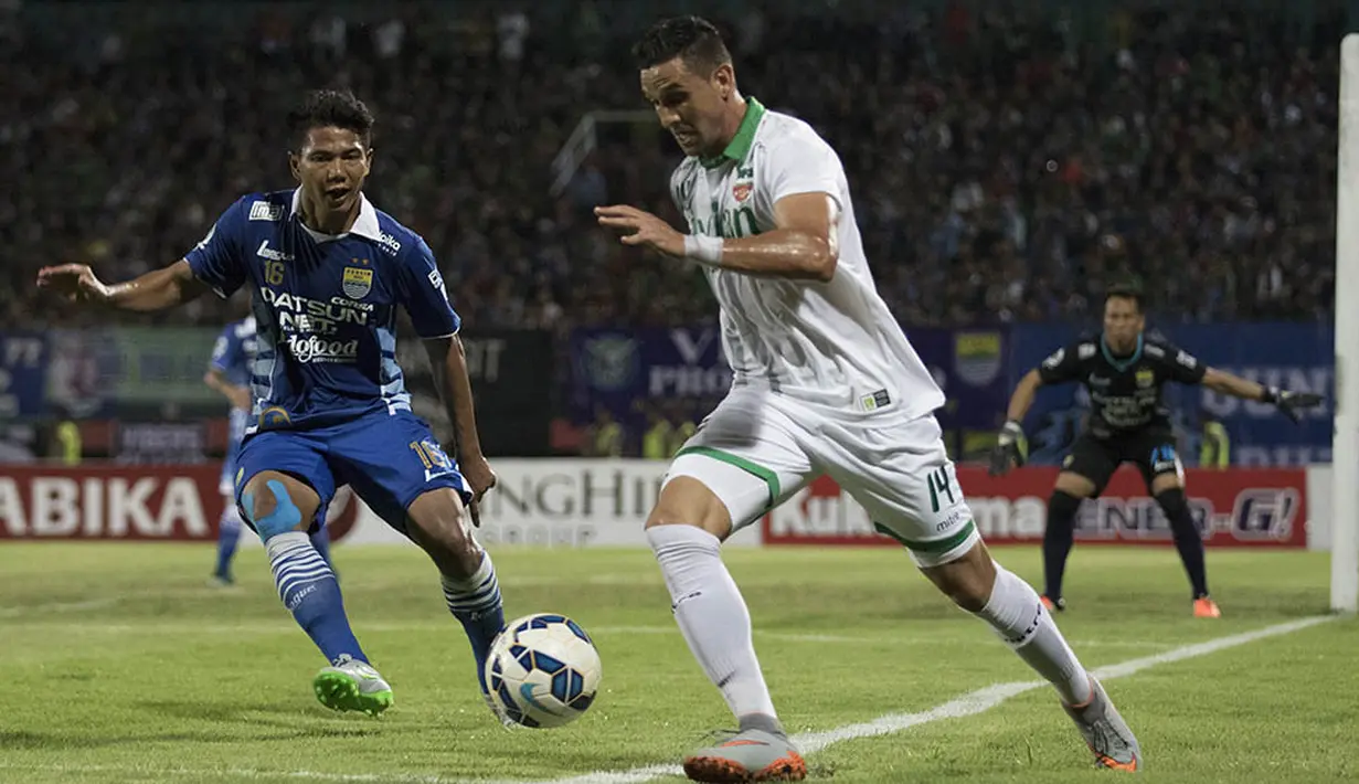 Pemain Surabaya United, Pedro Javier, berusaha melewati hadangan bek Persib, Ahmad Jufriyanto, dalam lanjutan Grup C Piala Jenderal Sudirman 2015 di Stadion Gelora Delta Sidoarjo, Sabtu (21/11/2015). (Bola.com/Vitalis Yogi Trisna)