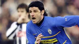 Juventus' striker Vincenzo Iaquinta celebrates after scoring during their Italian serie A football match against Udinese at Udine stadium on February 10, 2008. AFP PHOTO/ Luigi BERTELLO