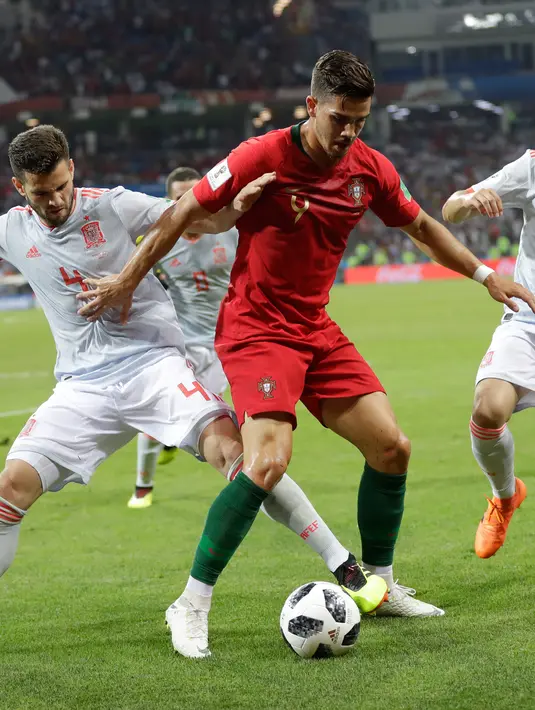 Penyerang Portugal Andre Silva berusaha mengontrol bola dari kawalan pemain spanyol Nacho saat bertanding pada grup B Piala Dunia 2018 di Stadion Fisht di Sochi, Rusia (15/6). Portugal dan Spanyol bermain imbang 3-3. (AP Photo/Sergei Grits)