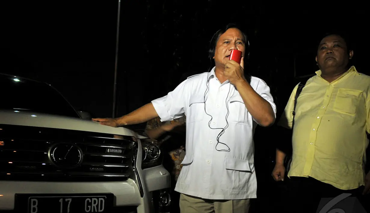 Usai berziarah, Prabowo terlihat berbincang lewat handphone di depan mobil putihnya, Jakarta, Rabu, (21/5/2014) (Liputan6.com/Johan Tallo). 