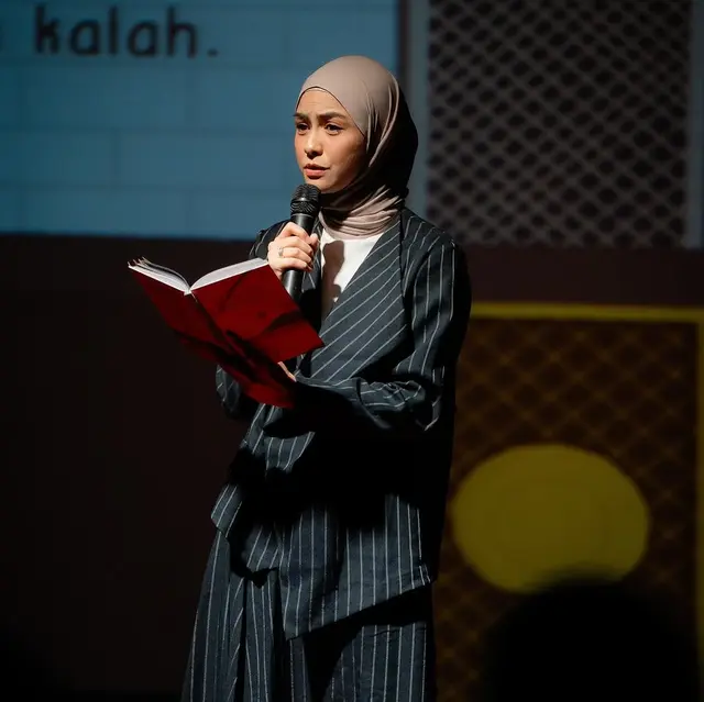Momen haru 7 seleb bacakan puisi di peluncuran buku Natasha Rizky, Desta nangis tersedu-sedu