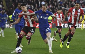 Anel Ahmedhodzic dari Sheffield United, kiri, berebut bola dengan Conor Gallagher dari Chelsea selama pertandingan sepak bola Liga Premier Inggris antara Sheffield United dan Chelsea di stadion Bramall Lane di Sheffield, Inggris, Minggu, 7 April 2024. (AP Photo/Rui Vieira)