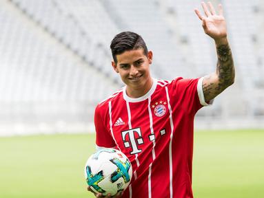 Mantan pemain Real Madrid, James Rodriguez, diperkenalkan sebagai pemain baru Bayern Munchen di Stadion Allianz Arena, Munchen, Rabu (12/7/2017). (EPA/Lukas Barth)