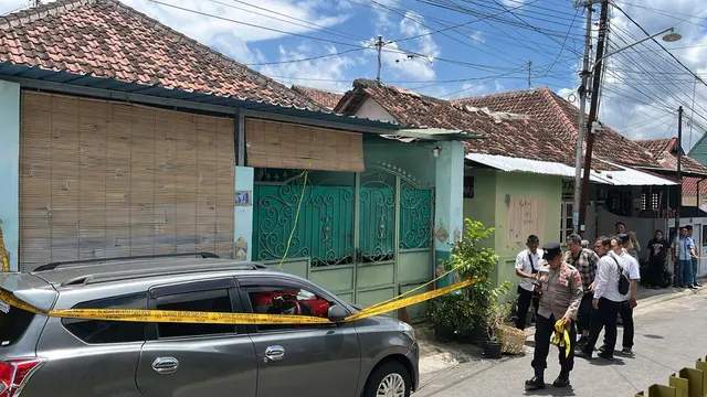 Polisi Lakukan olah TKP di rumah korban pembunuhan di Banyuwangi