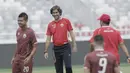 Pelatih Persija Jakarta, Stefano Cugurra Teco, saat latihan jelang laga perdana Liga 1 di SUGBK, Jakarta, Kamis (22/3/2018). Persija akan berhadapan dengan Bhayangkara FC. (Bola.com/M Iqbal Ichsan)