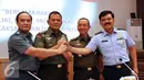 Panglima TNI, Jenderal Gatot Nurmantyo (kedua kiri) bersalam komando bersama Kepala Staf TNI jelang memberi keterangan usai Rapim TNI tahun 2017 di Jakarta, Kamis (19/1). Panglima menjelaskan hasil Rapim TNI tahun 2017. (Liputan6.com/Helmi Fithriansyah)