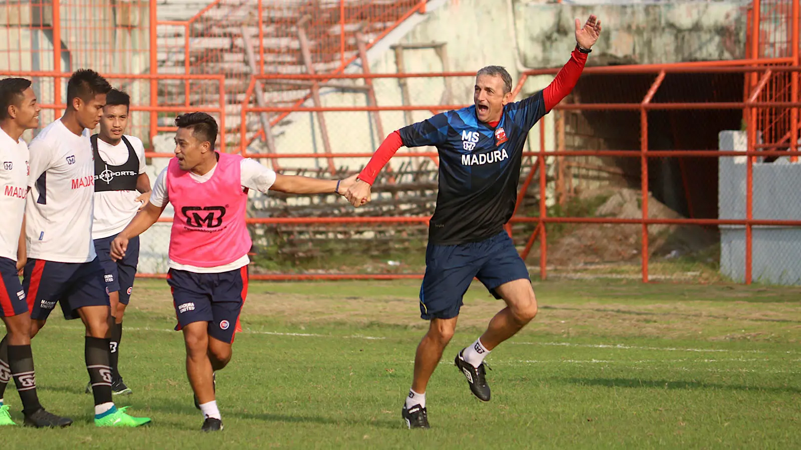 Pelatih Madura United, Milomir Seslija, bercengkerama saat latihan bersama tim asuhannya di Stadion Gelora 10 November, Surabaya, Rabu (2/5/2018). (Bola.com/Aditya Wany)