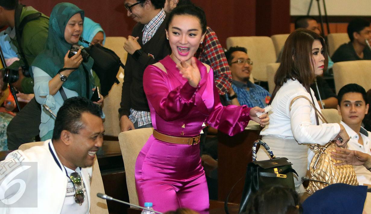 Penyanyi Dangdut Zaskia Gotik saat mengikuti Sosialisasi 4 Pilar di Komplek Parlemen Senayan, Jakarta, (7/4). Sosialisasi 4 pilar ini di gagas oleh fraksi PKB. (Liputan6.com/JohanTallo)