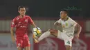 Irfan Jaya (kanan) menghalau bola dari kejaran rekannya di Timnas Indonesia U-23, Rezaldi Hehanussa pada laga Gojek Liag 1 bersama Bukalapak di Stadion PTIK, Jakarta (26/6/2018). Persija dan Persebaya bermain imbang 1-1. (Bola.com/Nick Hanoatubun)