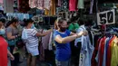 Orang-orang berbelanja pakaian murah di pusat kota Manila, setelah pelonggaran pembatasan karantina wilayah (lockdown), di Filipina, Rabu (2/9/2020). Pemerintah melonggarkan lockdown meskipun negara tersebut memiliki infeksi virus corona terbanyak di Asia Tenggara. (AP Photo/Aaron Favila)