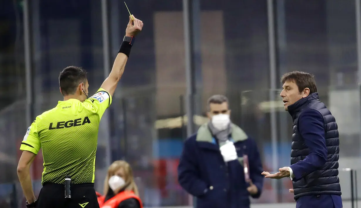 Wasit Maurizio Mariani memberikan kartu kuning kepada pelatih kepala Inter Milan Antonio Conte pada pertandingan Serie A antara Inter Milan dan Atalanta di Stadion San Siro, Milan, Italia, Senin (8/3/2021). Inter Milan menang 1-0. (AP Photo/Luca Bruno)