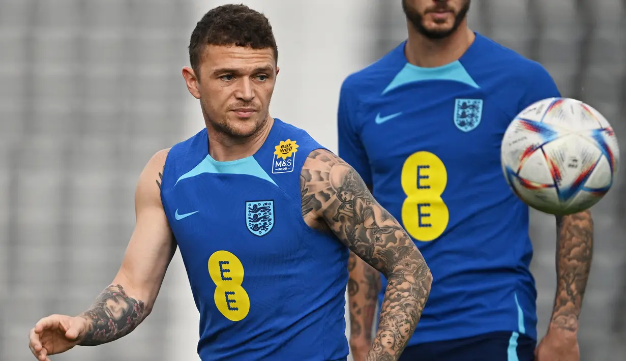 Bek Inggris Kieran Trippier mengikuti sesi latihan jelang bertemu Prancis pada babak perempat final Piala Dunia 2022, di Stadion Al Wakrah SC di Al Wakrah, selatan Doha, Rabu (7/12/2022). FIFA mencatat, dari pertemuan piala dunia kedua tim, Inggris masih memenangi rekor dengan 2 kemenangan, 2 lainnya imbang. (Paul ELLIS / AFP)